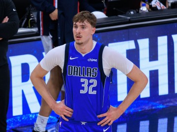 开云体育入口-新秀赛季结束！独行侠官方：弗拉格左脚踝扭伤 下半场退赛